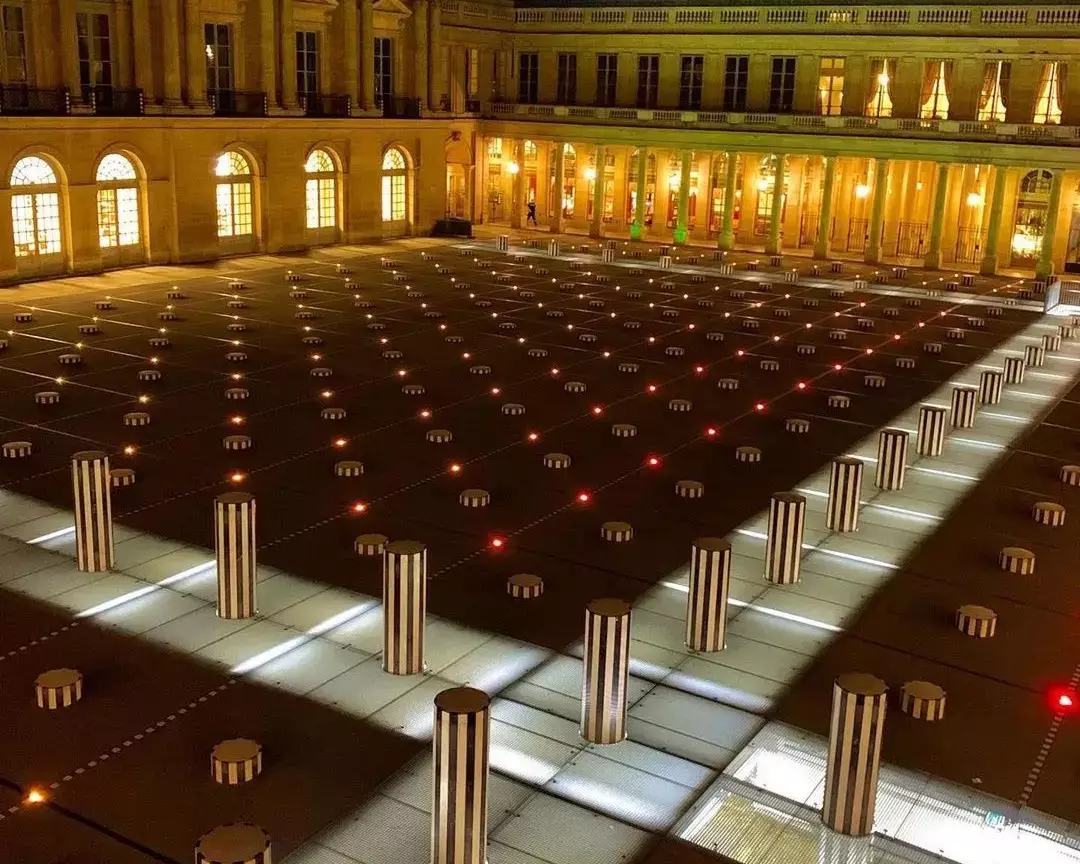 Art et Symétrie : Les Colonnes de Buren