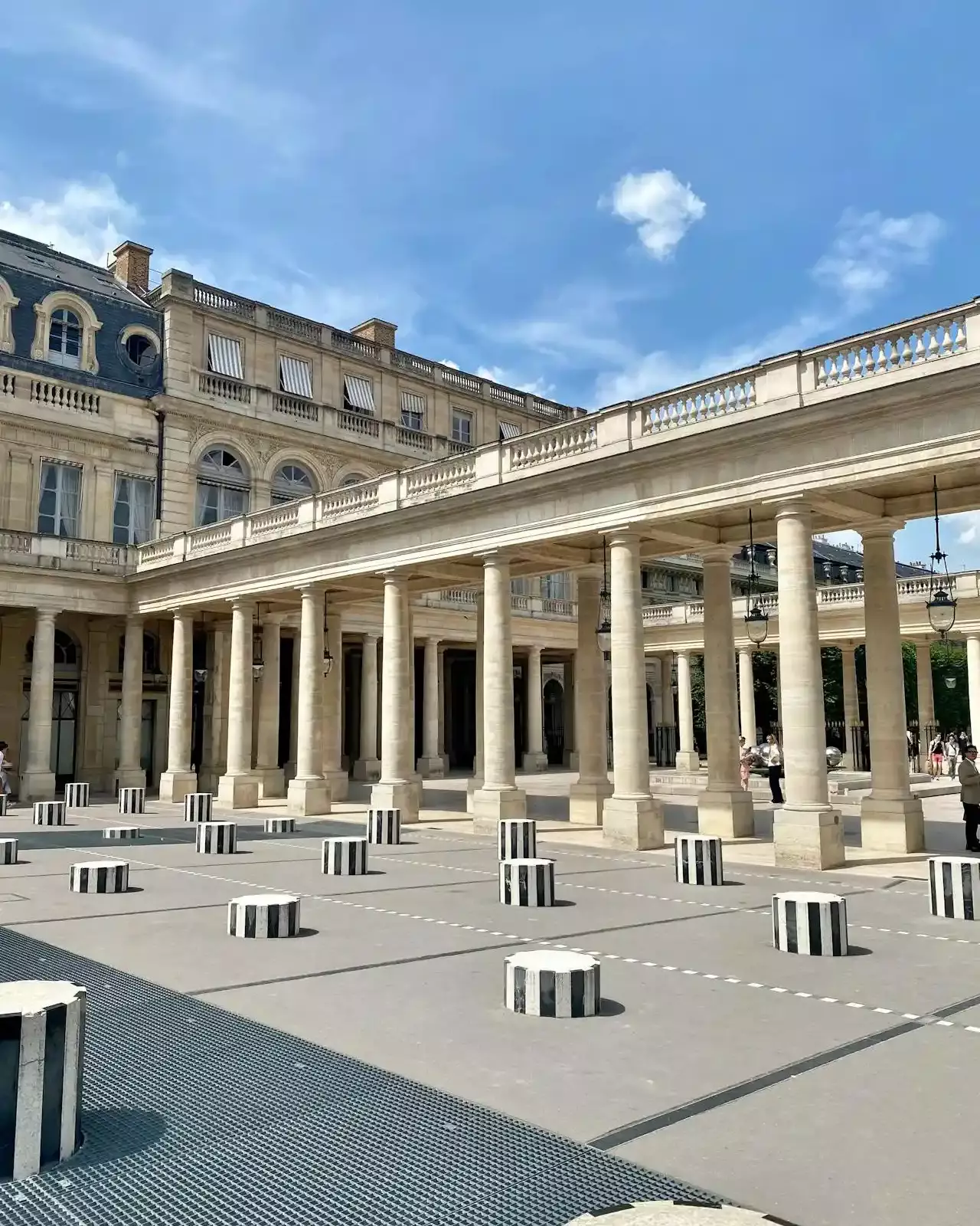 Spot Paris - colonne de burens